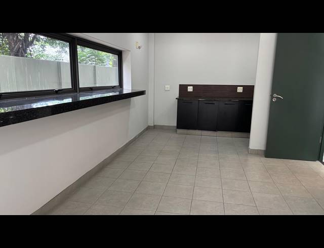 631M² OFFICE TO LET IN PINESLOPES